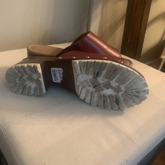 Slide cute with anything casual! - Picture 3 of 3